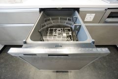 食事の後の手間を解消する食器洗い乾燥機付。冬場の洗い物で手荒れの悩みもなくなります。手洗いよりも節約できて便利。