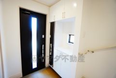 たっぷり収納できるシューズボックスです。家族全員の靴がきれいに整頓できます。棚の上にお花や写真を飾っても良いですね。