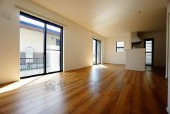 大きな窓のあるリビングは、陽光あふれる明るい空間です。居心地良く、ご家族皆がゆったり寛げる憩いの空間となりそうです。