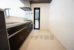 リビングにいるお子様を見守りながらお料理ができる対面キッチン。カウンタートップの汚れもサッと拭き取ることができ、お掃除ラクラク＾＾
