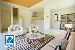 家具はイメージです。リビングは広々とした設計で、家族が集い、寛ぐ暮らしの空間を演出しています。思い思いの時間を過ごしたり、家族みんなで食事をしたり、素敵な団らんの場になりますね。