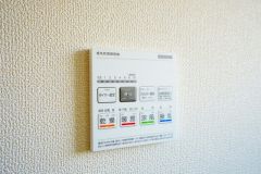 浴室暖房乾燥機付き。天候に左右されず、いつでも好きなときに洗濯物を干せるので、仕事や家事で忙しい方に重宝します。