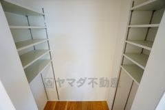 まとめ買いしてもこの収納量なら心配要らずのパントリー。調理家電や食品のストックをすっきりまとめられ、キッチン周りを広々使えます。
