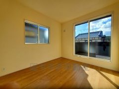 住む人のこだわりを活かす洋室。日当たりがよく、寝室としての利用もおすすめ。広めのクローゼットには荷物をすっきり片付けられ、ゆとりのある暮らしが出来ます＾＾