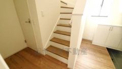 小さなお子様やご高齢の方でも安心できる、手すり付き階段。段差も低めで設定されており、安全性にも優れています。