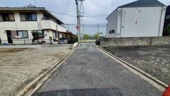 現地（2025年11月26日）撮影。住人以外の車の進入も少なく、小さなお子様を持つご家庭にも安心です。落ち着いた住宅地内で快適な生活を実現してみませんか。