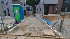 駐車スペースはゆとりある2台分を確保。マイカー用に、お客さま用に、余裕を持ってご利用いただけます。