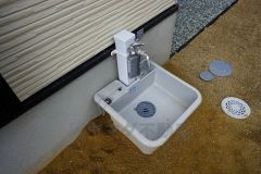 お庭に外水栓付き。庭掃除や植物への水やり、お子様用のプールなど大活躍すること間違いなし。ペットを飼われているご家族様にもオススメです＾＾