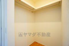 収納力豊富なウォークインクローゼット。洋服や小物などを1箇所にまとめて美しい収納を実現します。