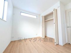 暖かい日差しが差し込む洋室。たっぷり収納できるクローゼット付きでお部屋の中をすっきりと快適に保てます。