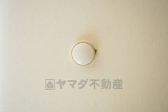 火災による煙や熱を感知して、警報音やブザー等で火災の発生を知らせてくれる火災警報器。