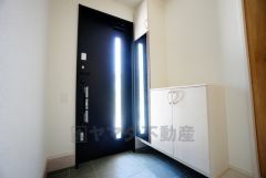 たっぷり収納できるシューズボックスです。家族全員の靴がきれいに整頓できます。棚の上にお花や写真を飾っても良いですね。
