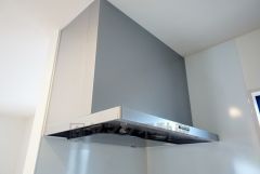 同仕様写真。お手入れが簡単なスリム型レンジフードです。調理により発生する油煙や臭いを吸い込み、屋外へ排気してくれます。