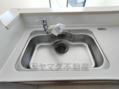 広々とした凸型シンクに洗剤ポケットを標準装備。大きなお鍋など洗いやすいです。