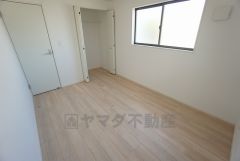 同仕様写真。暖かい日差しが差し込む洋室。たっぷり収納できるクローゼット付きでお部屋の中をすっきりと快適に保てます。