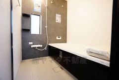 1日の疲れを癒すくつろぎのバスルーム。足を伸ばしてもゆったりと入れるサイズです。お子様と一緒にお風呂に入っても狭くないですね^^