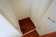 同仕様写真。掃除機や扇風機などよく使う家電や日用品、備品などの収納に便利です。