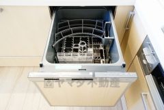 家事の時間が短縮できるフルオープンで開けやすい食器洗い乾燥機付。食事後に家族とのくつろぎタイムをしっかり取れます。