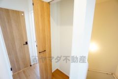 2階の廊下にも収納を確保。各居室に入りきれなかった荷物や、2階で使用する日用品のストック置き場に便利です。