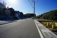 ゆったりとした9ｍ幅の道路をはさんでいることで陽射しを遮られることなくとても明るいです。