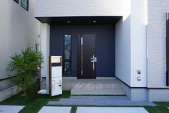 家の顔となる玄関扉がかっこいいと、たくさんの人を招き入れたくなりますね＾＾ 奥まって設置されており、雨にも濡れにくくなっています。