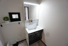 三面鏡つき洗面台。鏡裏にたっぷりとした収納スペースがあります。鏡を閉めてしまえば小物は見えないため、スッキリとした印象の洗面台にできます。