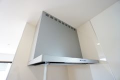お手入れが簡単なスリム型レンジフードです。調理により発生する油煙や臭いを吸い込み、屋外へ排気してくれます。