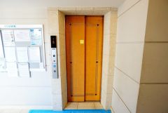 重い荷物を運ぶのにも便利なエレベーター付です。