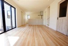 大きな窓のあるリビングは、陽光あふれる明るい空間です。居心地良く、ご家族皆がゆったり寛げる憩いの空間となりそうです。