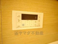 湯量・湯温の設定、そして保温までワンタッチのフルオートバス。便利な追い炊き機能付きです。