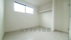 住む人のこだわりを活かす洋室。日当たりがよく、寝室としての利用もおすすめ。広めのクローゼットには荷物をすっきり片付けられ、ゆとりのある暮らしが出来ます＾＾