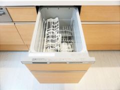 同仕様写真。炊事時間を大幅に短縮できる食器洗浄乾燥機付き＾＾食器を洗う手間が減るので家族とのコミュニケーションの時間や自分の時間が増えますね。