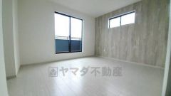 寛ぎの時間を紡ぎだす主寝室は、大型ベッドを置いても余裕の広さを確保しています。