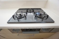 同仕様写真。複数の調理を一度に行うことができる3口コンロ。効率よくお料理が出来ます。毎日のお料理も楽しくなりますね＾＾