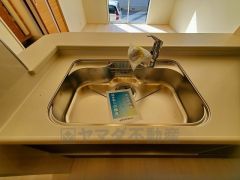 広々としたステンレスシンクには、洗剤やスポンジを収納出来るラック付き。広さも確保しているので、大きなお鍋も洗いやすいです。