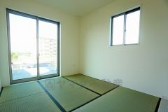 同仕様写真。リビングからの続き間として和室をご用意しました。普段はリビングとつなげて開放的なスペースとして、来客時には客間としてお使いいただけます。