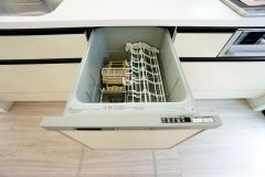 食事の後の手間を解消する食器洗い乾燥機付。冬場の洗い物で手荒れの悩みもなくなります。手洗いよりも節約できて便利。
