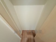 ホールに収納スペースを確保。日用品や趣味の道具入れとして便利です。扉付きなので見た目もスッキリ＾＾