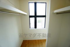 季節物の衣類もスッキリ収納できるウォークインクローゼット。クローゼット内で洋服のコーディネートから着替えまで中で出来るので、部屋が散らかりにくいです。