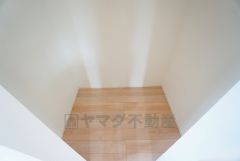 まとめ買いしてもこの収納量なら心配要らずのパントリー。