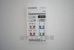 浴室暖房乾燥機付き。天候に左右されず、いつでも好きなときに洗濯物を干せるので、仕事や家事で忙しい方に重宝します。