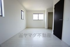 暖かい日差しが差し込む洋室。たっぷり収納できるクローゼット付きでお部屋の中をすっきりと快適に保てます。