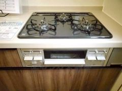 同時にたくさんの料理が調理できる3口コンロ。長時間熱を通しておきたい煮込み料理を作りながら、炒め物など同時進行で進められます。