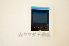 ドアを開けずに来訪者を確認できるモニター付インターフォン。防犯はもちろん、セールスマン対策にもなりますね＾＾