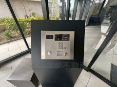 オートロックは、外部の人が自由に建物内に出入りできないため、不審者の侵入防止効果があります。