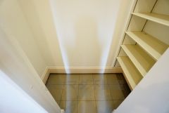 同仕様写真。壁一面に設けた大容量のシューズクローゼットは実用性と機能性を兼ね備えています。急な来客でも、いつも整頓された玄関でお出迎えができます。