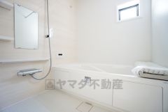 1日の疲れを癒すくつろぎのバスルーム。足を伸ばしてもゆったりと入れるサイズです。お子様と一緒にお風呂に入っても狭くないですね^^
