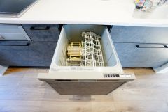 炊事時間を大幅に短縮できる食器洗浄乾燥機付き＾＾食器を洗う手間が減るので家族とのコミュニケーションの時間や自分の時間が増えますね。
