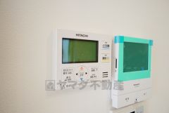 キッチン横からお湯張り、追い炊き、足し湯がボタン一つで楽々操作できる給湯機リモコンです。忙しい夕飯準備の時間帯に重宝しますね。