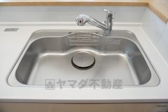 同仕様写真。広々としたステンレスシンクには、洗剤やスポンジを収納出来るラック付き。広さも確保しているので、大きなお鍋も洗いやすいです。